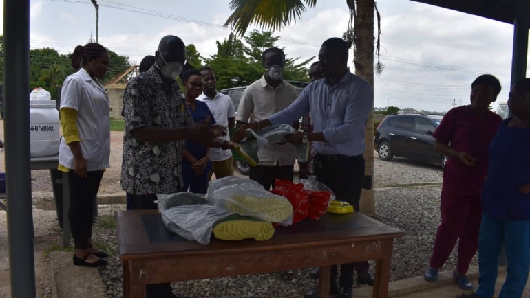 MCE, Hon Nana Osei Asibey Bonsu donated  PPE’s to Asonomaso Hospital and also visited the Police post at Asonomaso Nkwanta
